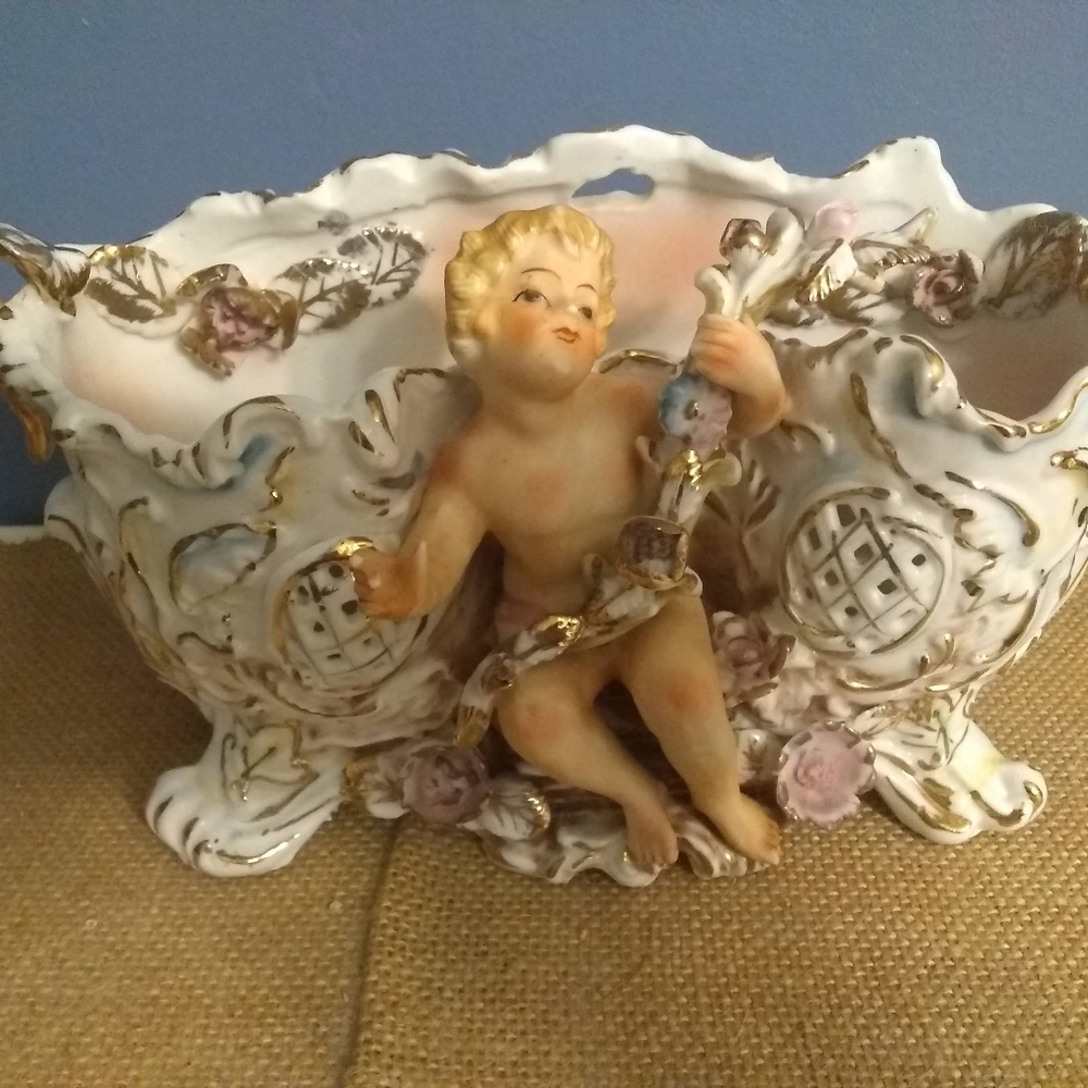Antique cherub planter (Ucag?))